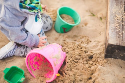 Kinders & waardes Kind wat in die sand speel