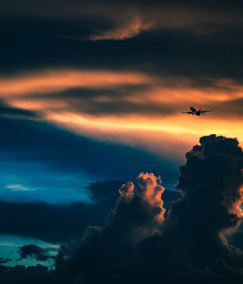 Vliegtuig-tussen-wolke