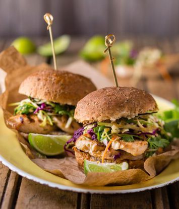 Burgers met speseryhoender en krakerige koolslaai