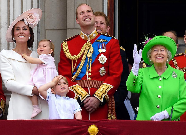 The-Royal-Family-Queen-Elizabeth-90