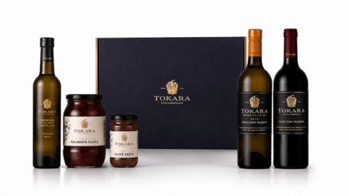 Elke boks bevat Tokara Director’s Reserve Red en Director’s Reserve White, asook die landgoed se Premium Extra Virgin Olive Oil, Kalamata-olywe en geurige olyfpasta. Foto: Tokara