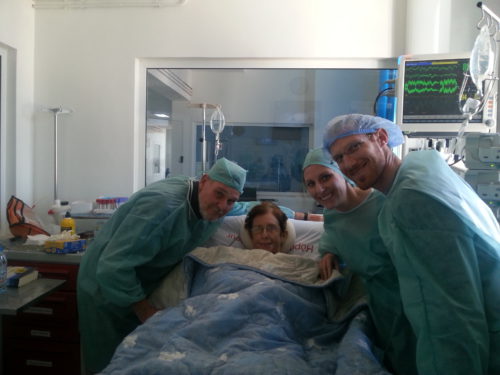 Johan, Carla en Chris om Estelle se bed in die Habib Themeur-hospitaal