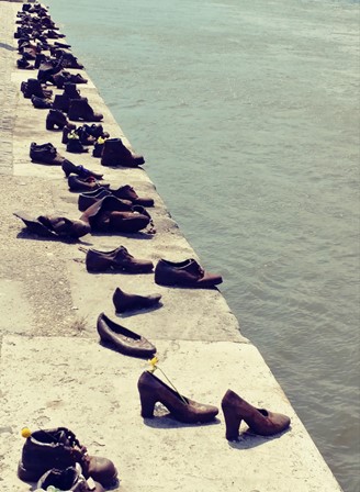 -boedapest-skoene-langs-rivier