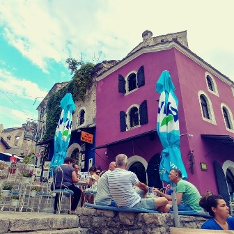 Minlike-Mostar-pers-gebou