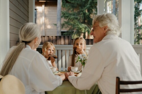 “Kinders is fyn waarnemers en sien raak dat familielede ontsteld is wanneer iemand sterf." Foto: Cottonbro Studios, Pexels