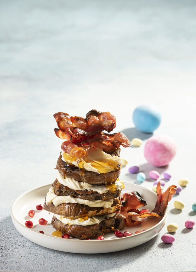’n Fees vir Paastyd: Sjokolade Paasbolletjie-Franse-roosterbrood met brosgebraaide spek