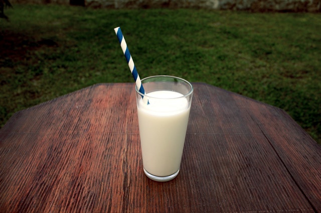 11 planne en melkplaasvervangers vir mense met laktose-intoleransie