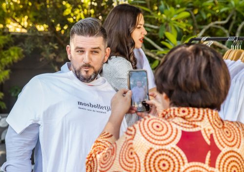Die radiopersoonlikheid Guy McDonald kies sy Du Toitskloof t-hemp met ikoniese woorde soos “mosbolletjies”, “pampoentert”, “skuinskoek” en “pap en wors” om saam te neem huis toe. Errieda du Toit neem foto’s.