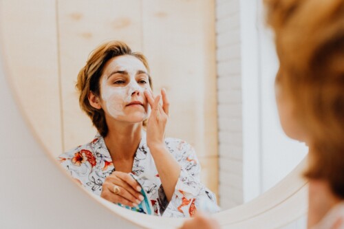 'n Vrou sit 'n gesigmasker op. Foto: Karola G, Pexels
