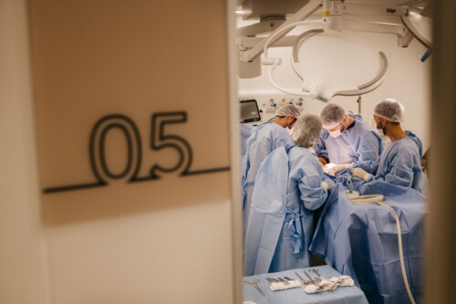 'n Narkotiseur stel 'n narkoseplan saam wat voorsiening maak vir die pasiënt se basiese fisiologiese toestand (insluitend enige mediese toestande), geneesmiddelsensitiviteite, die beplande prosedure, vorige operasies, vorige narkose-ervarings en sielkundige samestelling. Foto: Jonathan Borba, Pexels