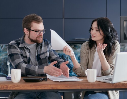 Sien geldgesprekke as iets wat elke dag moet plaasvind, en nie as 'n taboe nie. Foto: Mikhail Nilov, Pexels